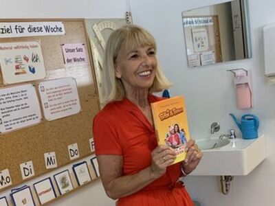 Buchhändlerin Hedy Kunze stellt verschiedene Kinderbücher vor